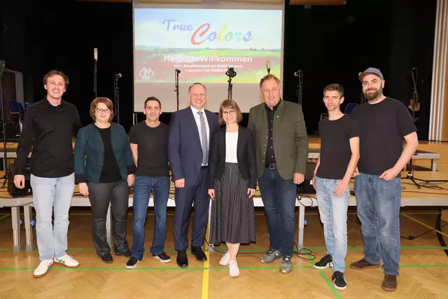 Gesamtleiterin Birgit Kolleritsch (M.) mit Direktor Christof Biener-Oberzaucher (4. v. l.), Bürgermeister Reinhold Ebner (3. v. r.) und Mitorganisatoren. | Foto: Schleich