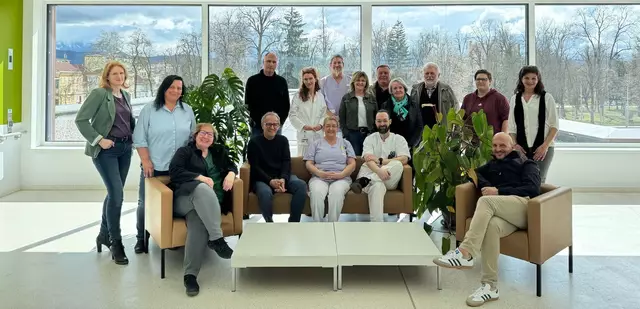 Das Team des PNK rund um Primaria Theresa Lahousen-Luxenberger (M., hinten) feiert das 30-jährige Bestehen. | Foto: Privat/PNK