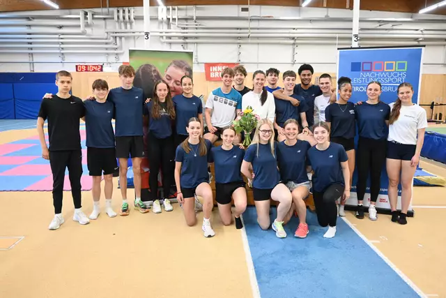 Olivia Raffelsberger (Mitte) mit einem Teil ihrer Schützlinge in der Trainingshalle.  | Foto: Königer