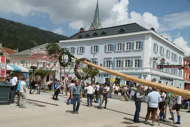 Maibaumaufstellen in Radstadt. | Foto: Gemeinde Radstadt