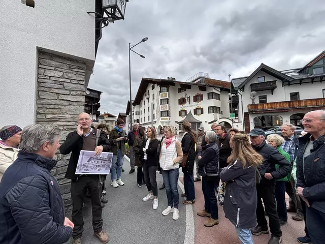 Vor dem Neuwirt (heute Schwarzer Adler). | Foto: Kogler