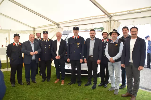 Gemeinsam mit der Freiwilligen Feuerwehr Hart wurde die Segnung von zahlreichen Gästen, Kameraden und Unterstützern gebürtig gefeiert. | Foto: MeinBezirk.at (10)