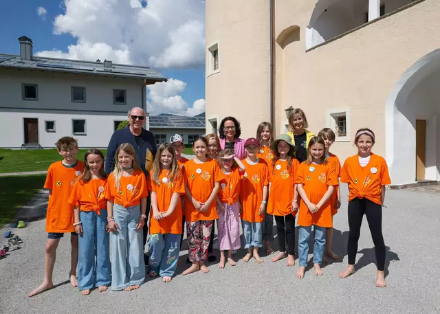 Landesrätin Daniela Gutschi, Ulrike Embacher (Campleiterin) und Gerhard Pusch (Geschäftsführer Pro Talente) mit Schülerinnen und Schülern beim Talentecamp Tandalier. | Foto: Land Salzburg/Neumayr/Hölzl