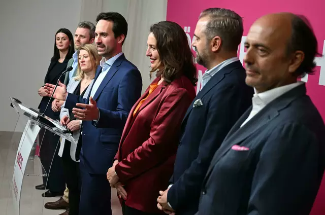 Das Sondierungsteam der Neos, v. l.: Löschel, Kern, Emmerling, Wiederkehr, Arapović, Ornig, Gara. | Foto: HELMUT FOHRINGER / APA / picturedesk.com