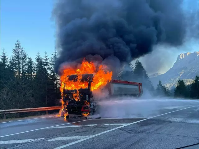 Am Präbichl kurz vor der Passhöhe ging Dienstagfrüh das Fahrerhaus eines Sattelzugs in Flammen auf. | Foto: FF Vordernberg