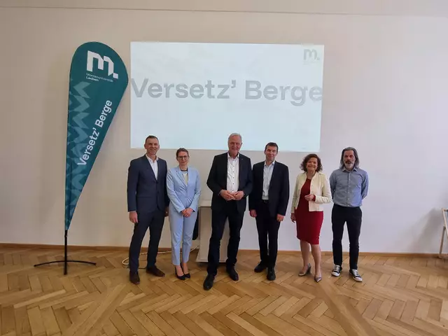 Die Vizerektoren Thomas Prohaska, Manuela Raith, Rektor Peter Moser, Vizerektoren Helmut Antrekowitsch, Christina Holweg und Werbeagentur CEO Paul Holcmann (v.l.) bei der Präsentation des neuen Slogans und Logos der Montanuniversität Leoben.  | Foto: Astrid Höbenreich-Mitteregger