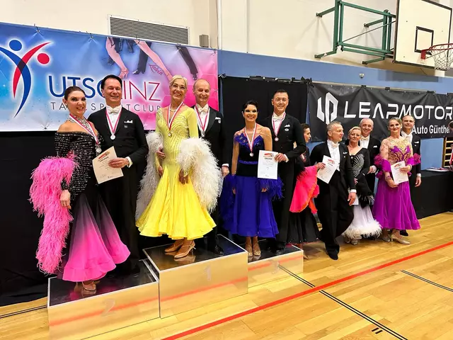 Martina Gansterer (gelbes Kleid) und Harald Ebener auf Platz 1
Claudia und Peter Langthaler auf Platz 3 (OÖ Meister Sen III Standard)
Rudi und Sylvia Grad auf Platz 2 (ganz links)  | Foto: UTSC Linz