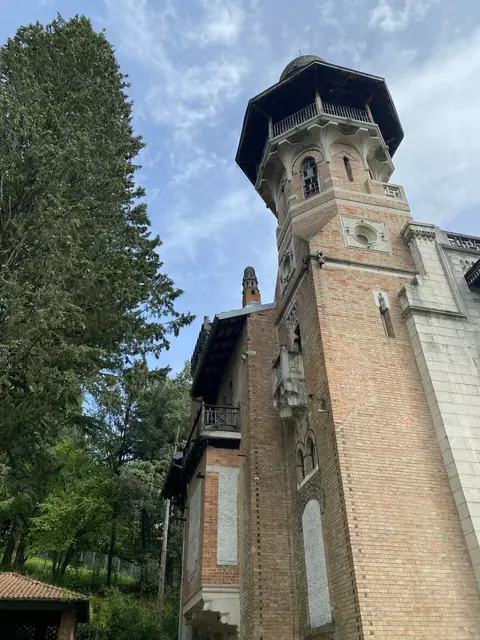 Kulturfahrt zu "Kunst der Meister": 3. Station: Park und Villa Rafut: Die exotische Baukunst im mamelukischen Stil bedarf noch sehr viel Renovierungsaufwand!