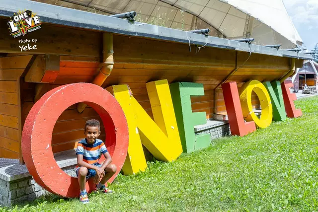 Das One Love Festival 2025 findet am 8. und 9. August im am Festivalgelände Wiesen statt und bietet zwei Tage voller Reggae-Musik, kulturellem Austausch und unvergesslicher Momente für Groß und Klein. | Foto: Yeke
