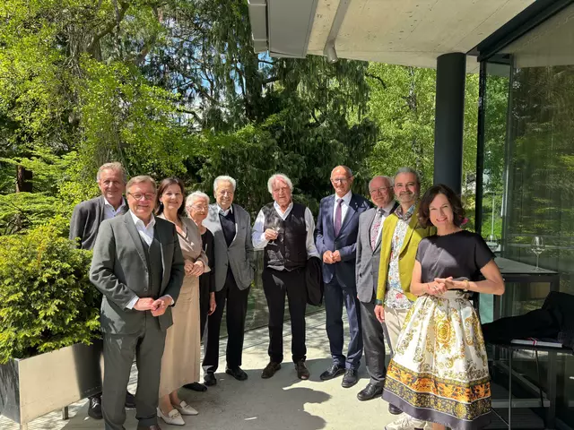AK-Präsident Erwin Zangerl, Alt-LH Günther Platter,  Liste-Fritz-Parteiobfrau Andrea Haselwanter-Schneider, Heidi Dinkhauser, Alt-LH Wendelin Weingartner, Jubilar Fritz Dinkhauser, LH Anton Mattle, Alt-LH Herwig van Staa, Liste Fritz-Klubobmann Markus Sint, Liste Fritz-Landesgeschäftsführerin Anita Heubacher | Foto: Liste Fritz
