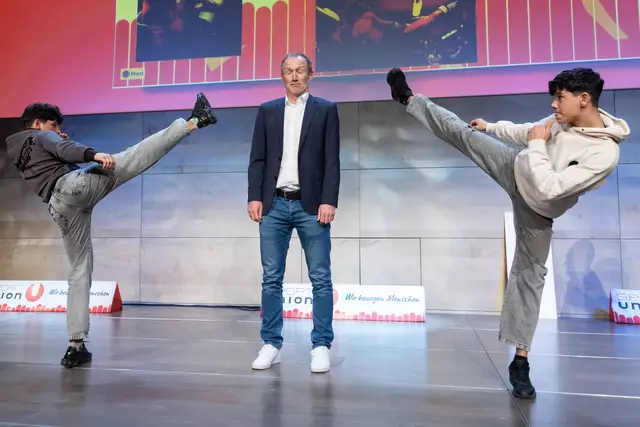 Die Conka-Brüder Adam und Daniel (Star Fight Enns) zeigten beim Kickboxen ihr Können – und jagten dabei auch Sportunion Oberösterreich Geschäftsführer Thomas Winkler kurz einen kleinen Schrecken ein.