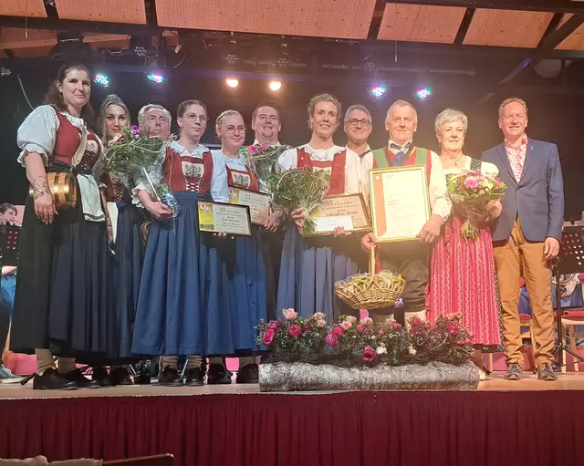 Die Geehrten mit Kapellmeister Hannes Langreiter, Obmann Stefan Aigner und Vize-Bgm. Robert Jong als Gratulanten  | Foto: Maria Danzl