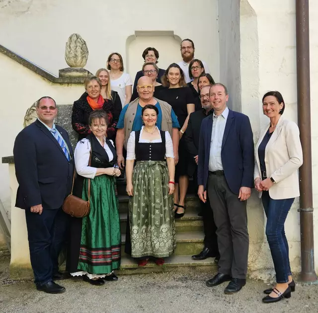 GR Michael Mautner, Bgm. Brigitte Ribisch, Sopranistin Cornelia Hübsch, StR Christian Nikodym, StR Heidi Schwungfeld-Fass, Kammersänger Wolfgang Bankl und Mitglieder des Gesang- und Musikvereins Laa an der Thaya freuten sich über den gelungenen Nachmittag. | Foto: Stadtgmeinde Laa