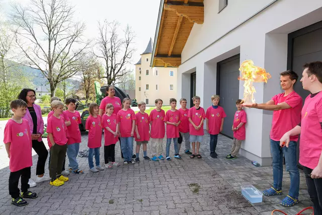 Landesrätin Daniela Gutschi mit Schülerinnen und Schülern beim Talentecamp Tandalier. | Foto: Land Salzburg/Neumayr/Hölzl