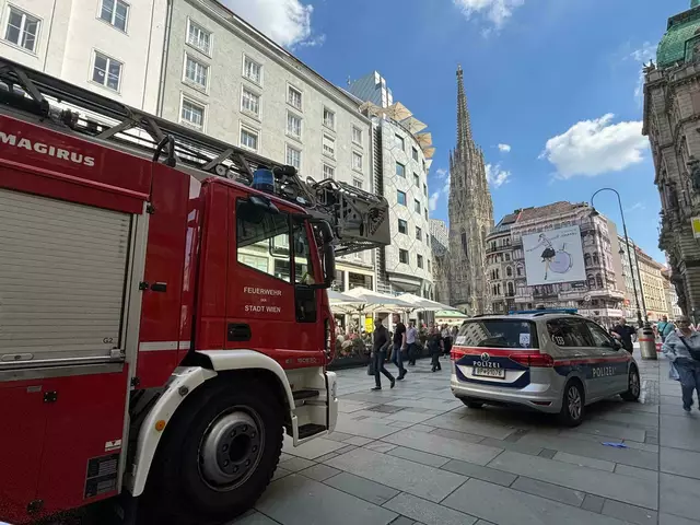 Polizei und Feuerwehr waren auch noch am Dienstag im Herzen Wiens zu sehen. | Foto: MeinBezirk Wien