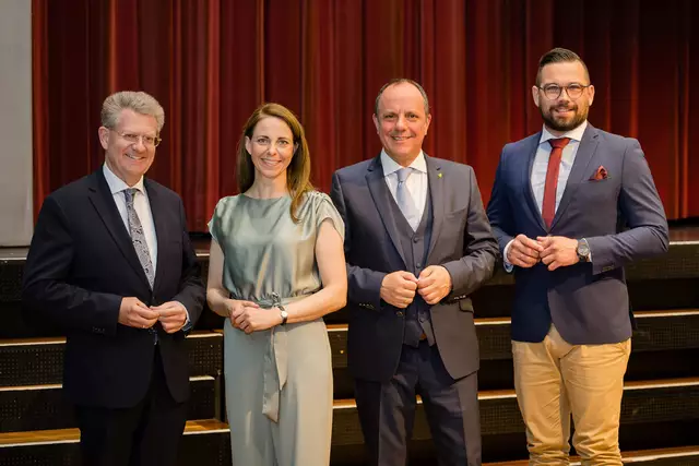 Bezirkshauptmann Heinz Schwarzbeck, 1. Vizebürgermeisterin Katharina Schellnegger, Bürgermeister Christoph Stark, und 2. Vizebürgermeister Harald Lembacher (v.li) nach der Angelobung. | Foto: Schrotter