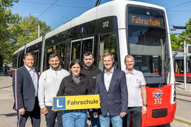 v.l.n.r.: Alexander Rutka, Ausbildungsleiter Wr. Linien, die drei Fahrlehrer Sanad El-Rabadi, Angelika Jaklin, Mergim Delija, Karl Schlosser, Obmann der Wiener Fahrschulen, Gerald Ehmig, Ausbildner Wr. Linien. | Foto: Wiener Linien / Max Döringer