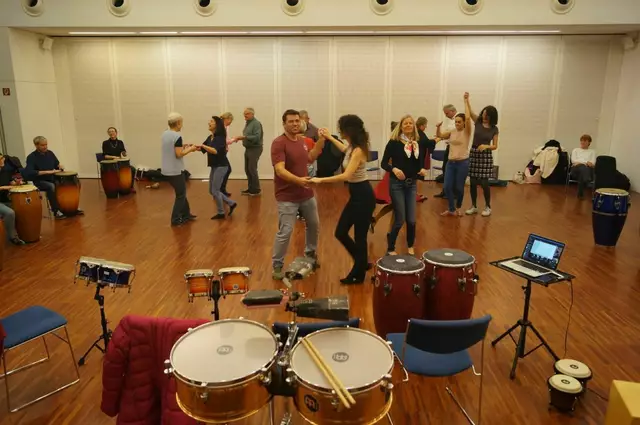 Ab 10. Mai startet das neue Workshop-Format „Salsa! Cubanísimo!“ im Schloss Puchberg bei dem den Teilnehmern die vibrierende Energie Kubas vermittelt werden soll.