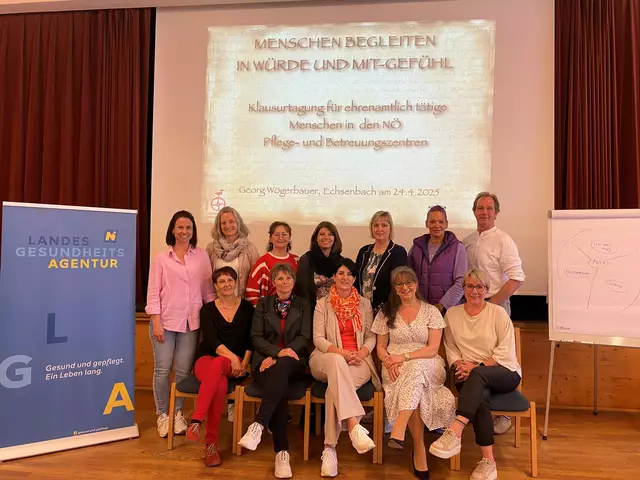 Ansprechpersonen für Freiwilligenarbeit in den Pflege- und Betreuungszentren der Region Waldviertel - sitzend: Margit Rederlechner (PBZ Zwettl), Martha Mader (PBZ Litschau), Julia Zechmeister (PBZ Schrems), Anita Talamas-Engel (PBZ Waidhofen/Thaya), Alexandra Bauer (PBZ Raabs/Thaya)

stehend: Barbara Seemann (PBZ Zwettl), Bernadette Prandl (PBZ Zwettl), Elisabeth Tannhäuser (PBZ Weitra), Sandra Straka (PBZ Litschau), Andrea Weber (PBZ Raabs/Thaya), Sandra Reich-Weigl (PBZ Eggenburg), Vortragender Dr. Georg Wögerbauer | Foto: PBZ Schrems