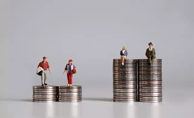 Menschen mit maximalem Pflichtschulabschluss verfügten im Schnitt nur über 27.399 Euro jährlich, was knapp 17,5 Prozent weniger ist als der Median der Gesamtbevölkerung. Personen mit höherer Bildung hingegen verzeichneten höhere Einkommen, die das Armutsrisiko signifikant verringern. | Foto: Shutterstock / Hyejin Kang