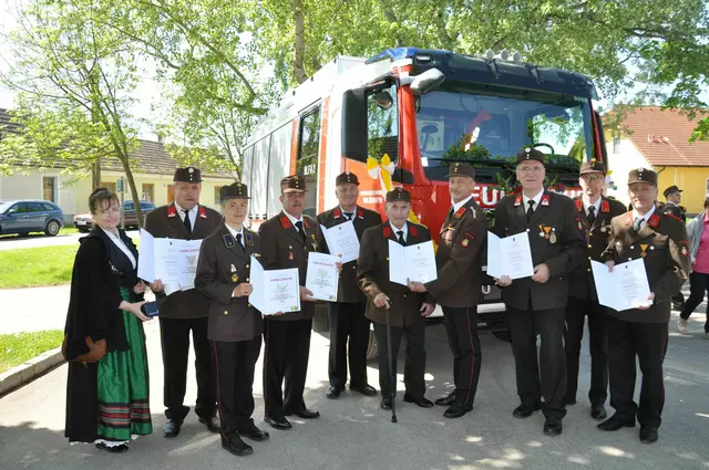 Im Rahmen der Veranstaltung wurden langjährige Mitglieder der Feuerwehr für ihr besonderes Engagement ausgezeichnet. | Foto: FF Wulzeshofen