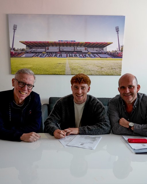 Felix Holzhackermit dem sportlichen Führungsduo Ralf Muhr und Peter Stöger.  | Foto: Admira/Haunschmid
