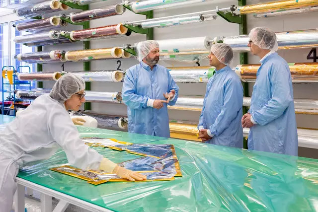 Thermalschutz für Satelliten: Wirtschaftsminister Wolfgang Hattmannsdorfer und Wolfgang Pawlinetz, Geschäftsführer Beyond Gravity Austria mit goldenfarbener Thermalisolation für Satelliten bei Beyond Gravity in Berndorf.
 | Foto: Anna Rauchenberger, Beyond Gravity