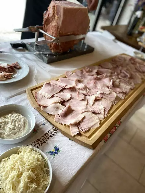 Buffetauftakt: der warme Schinken, handgesäbelt!