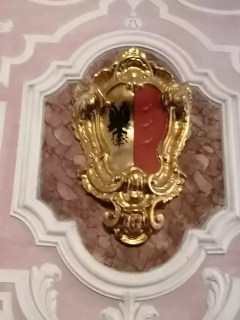 Kulturfahrt zu "Kunst der Meister": 1. Station: Villa Pace - Das Familienwappen mit dem Habsburgerdoppeladler für Verdienste bei den Türkenkriegen!