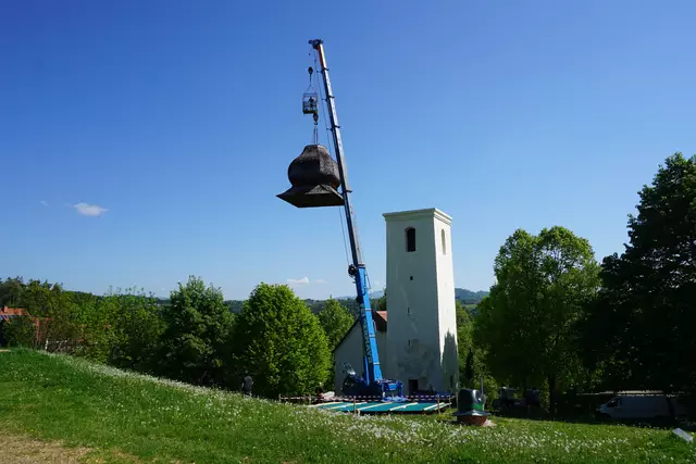 Behutsam wurde der Zwiebelturm in drei Schichten zu Boden gebracht. | Foto: Schlögl