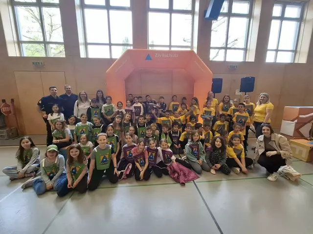 Stadträtin Pia Mayr und die Klassen 3B, 3D und 3E gemeinsam mit ihren Lehrerinnen Melanie Felbermayr, Emina Sofic, Melanie Hahn und Evelyn Hoflehner sowie zwei Herren von der Polizeiinspektion Enns waren mit dabei. | Foto: Anita Stummer