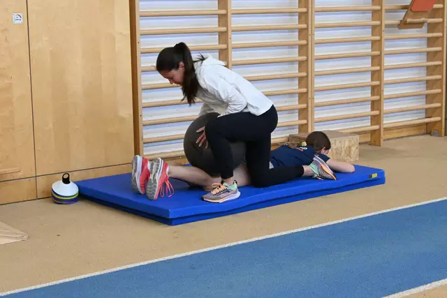 Raffelsberger beim Training mit einer ihrer Schützlinge. | Foto: Königer