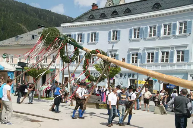 Maibaumaufstellen in Radstadt. | Foto: Gemeinde Radstadt