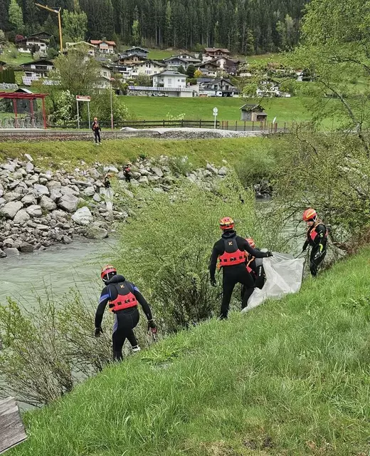Entlang der Salzach wurde Müll gesammelt. | Foto: Wasserrettung Mittersill