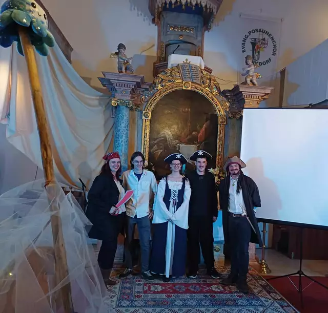 Nina Martinkovich, Leon Haberleithner, Lena Haslingbert, Tobias Heilmann, Pfarrer Sebastian Götzendorfer posierten für ein Gruppenfoto. | Foto: Pfarrer Sebastian Götzendorfer, MTh