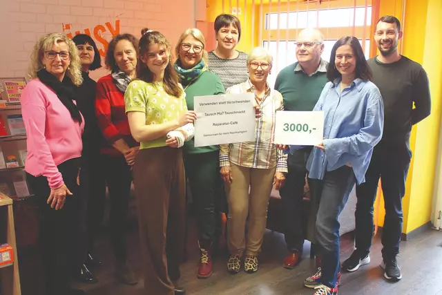 Freude über die edle Spende beim JUSY in Wieselurg: Vizebürgermeisterin Sabine Rottenschlager, Gabriela Dorn-Scheruga, Anna Maria Sonnleitner, Hannah Scherrer, Gabriela Gerersdorfer, Irmgard Loisl, Elisabeth Minzlaff, Anton Langegger, Manuela Zimprich und Tobias Schwarzel | Foto: Stadtgemeinde Wieselburg