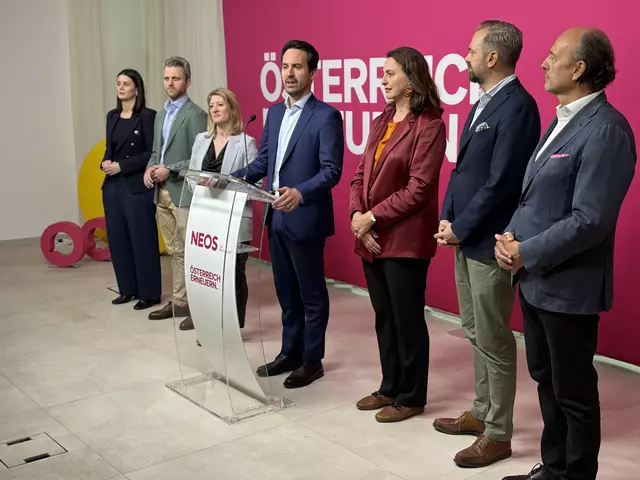 Am Dienstag stand Wiederkehr auf dem Podium gemeinsam mit seinem Verhandlerteam, welches er als Landessprecher führen wird. | Foto: Andreas Pölzl/MeinBezirk