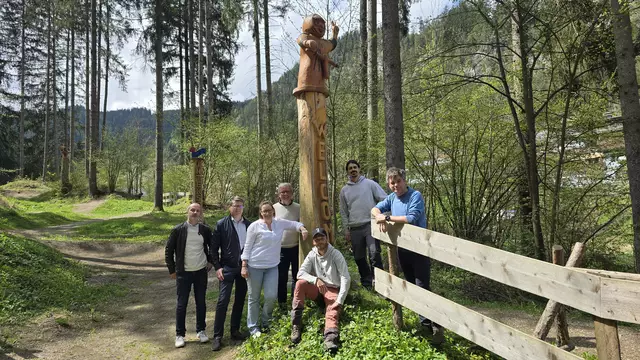 Die Verantwortlichen und Geldgeber beim Lokalaugenschein während der Bauarbeiten mit den
Trailbauern von MT-Solution. | Foto: Stadtgemeinde Judenburg