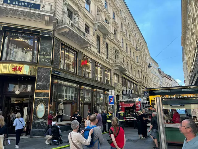 Am Dienstag finden weitere Nacharbeiten statt, daher ist auch die Feuerwehr wieder vor Ort. | Foto:  MeinBezirk Wien