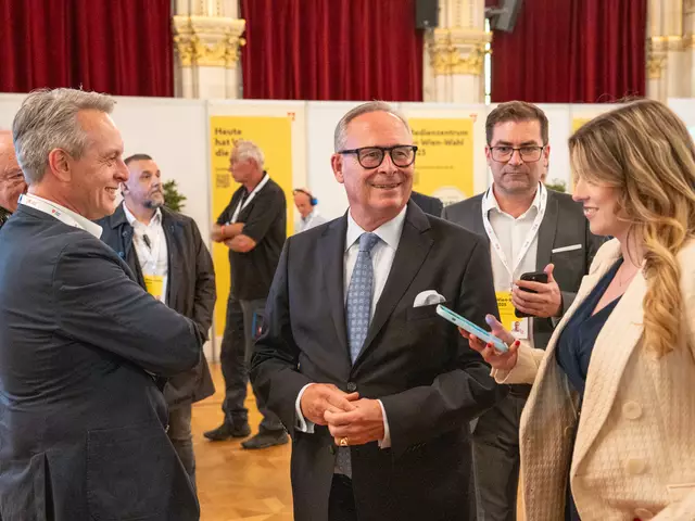Karl Mahrer am Wahlsonntag im Rathaus. | Foto: Valentina Marinelić / MeinBezirk