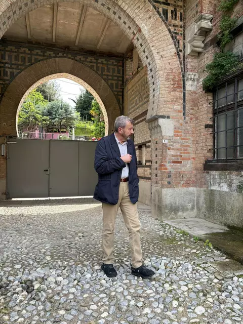 Kulturfahrt zu "Kunst der Meister": 3. Station: Park und Villa Rafut: Exotische Baukunst schon beim Eingangstor in den Park - mit Karl Nackler!