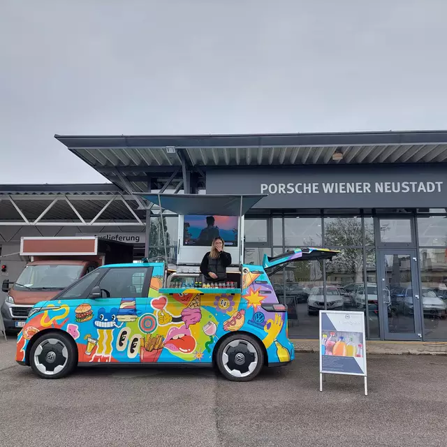 Porsche Wiener Neustadt wartete mit vielen Attraktionen auf. Das "Food-Car" sorgte für Gaumenfreuden. | Foto: PIA WRN