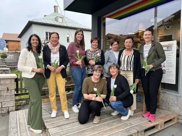 10 Teilnehmerinnen und Teilnehmer haben den Lehrgang EduKation-Demenz für Angehörige abgeschlossen. Im Bild mit Renate Magerle (Obfrau MFB) und Projektleiterin Katja Gasteiger (li.) | Foto: MFB/Monitzer