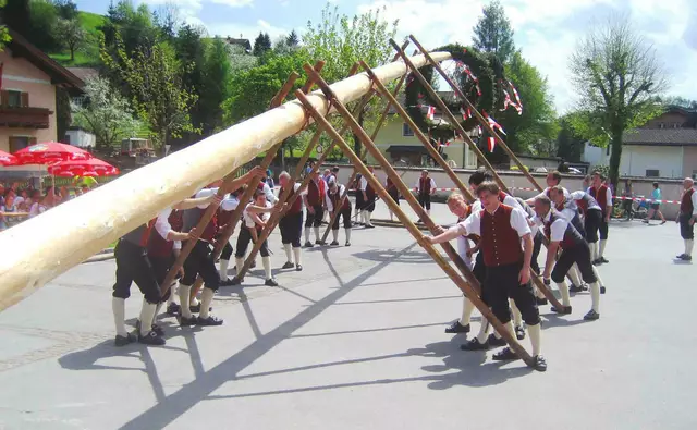 Maibaumaufstellen in Pfarrwerfen. | Foto: Gemeinde Pfarrwerfen.