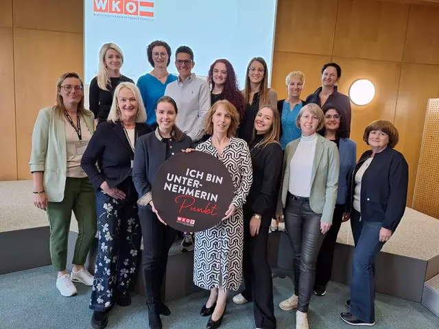 Das Team von "Frau in der Wirtschaft", vorne Landesvorsitzende Lisa Sigl und Bezirksvorsitzende Bettina Wielach, mit den Referentinnen. | Foto: WKO Perg