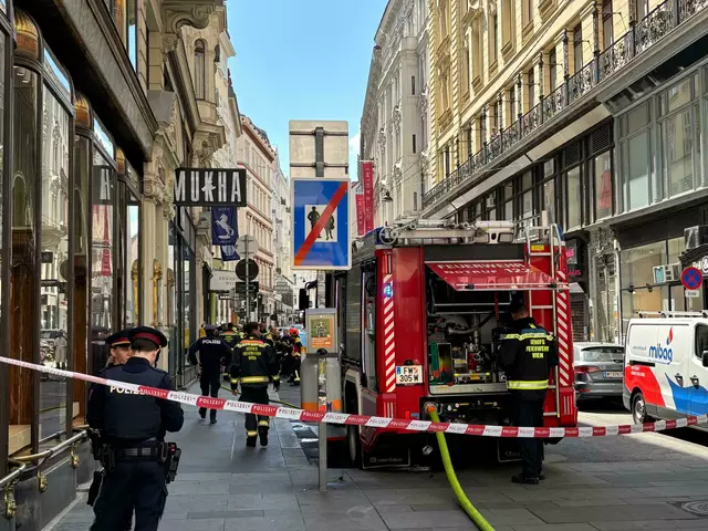 Die Feuerwehr ist nach wie vor im Haus tätig, die Ermittler müssen warten. | Foto: MeinBezirk Wien
