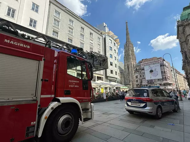 Polizei und Feuerwehr waren auch noch am Dienstag im Herzen Wiens zu sehen. | Foto: MeinBezirk Wien