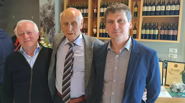 Eröffnung "Kunst der Meister": v.l.: Seniorchef Kmetija Moro, Boris Jakončič, Bürgermeister von Brda Franc Mužič, Vizebürgermeister von Nova Gorica, Anton Harej | Foto: č