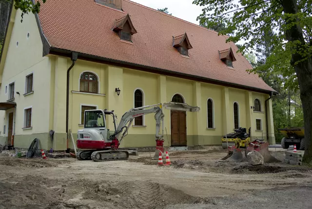 Bewegung vor der Kirche in Sieding. | Foto: Santrucek