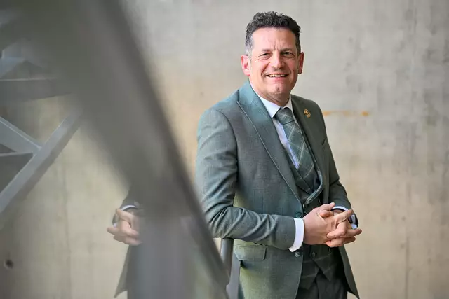 Aron Stiehl ist seit sechs Jahren Intendant des Stadttheaters Klagenfurt. Der Kritik der FPÖ, dass die Subventionierung zu hoch sei, kann er nicht nachvollziehen. | Foto: Helge Bauer